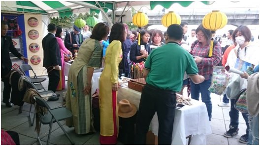 Công chúng Kanagawa tham quan gian hàng trưng bày và giới thiệu du lịch, văn hóa Việt Nam